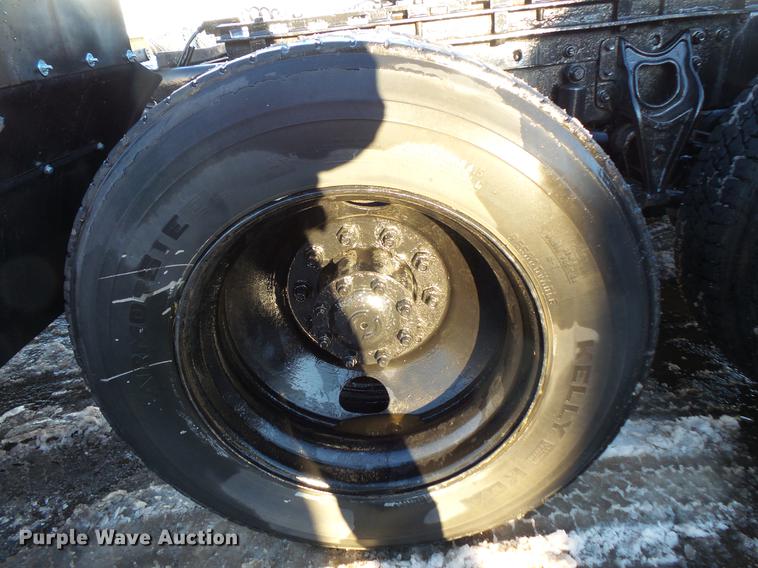 image for item DV9599 1993 International 9400 semi truck