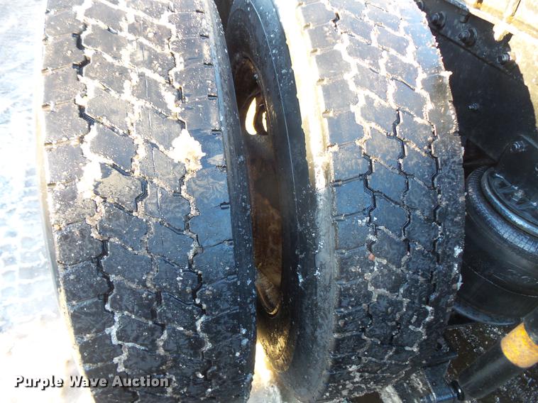 image for item DV9599 1993 International 9400 semi truck