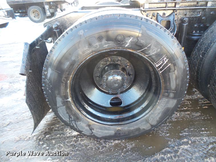 image for item DV9599 1993 International 9400 semi truck