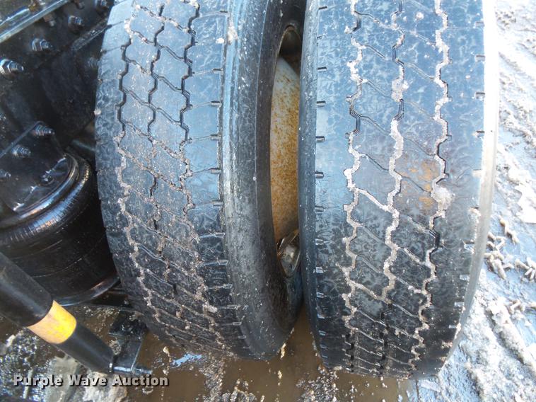 image for item DV9599 1993 International 9400 semi truck