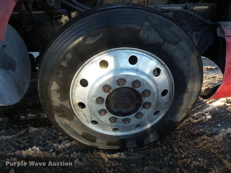 image for item DV9599 1993 International 9400 semi truck