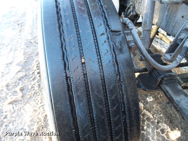 image for item DV9599 1993 International 9400 semi truck