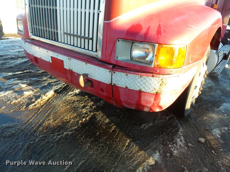 image for item DV9599 1993 International 9400 semi truck