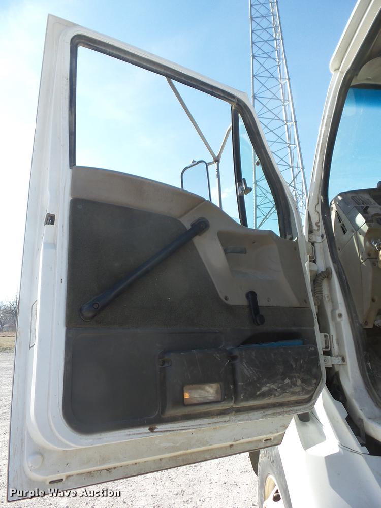 image for item EI9774 2000 Sterling L7500 semi truck