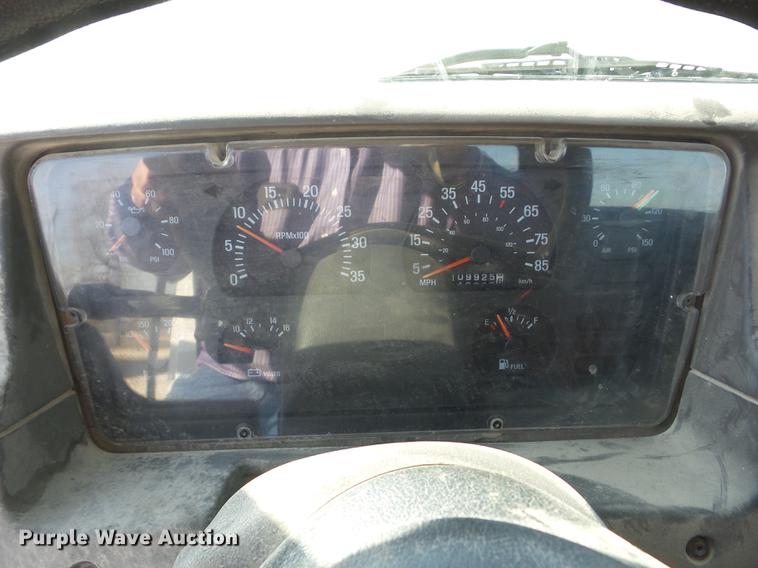 image for item EI9774 2000 Sterling L7500 semi truck