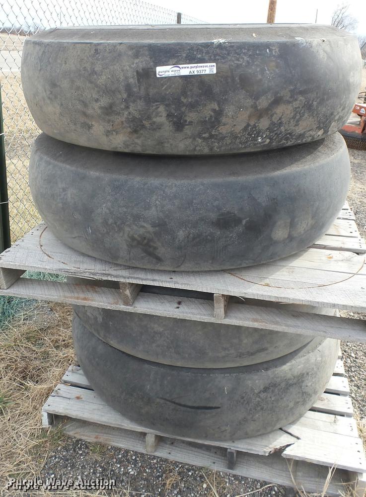 image for item AX9377 (8) 13.00-24TG smooth grader tires and wheels
