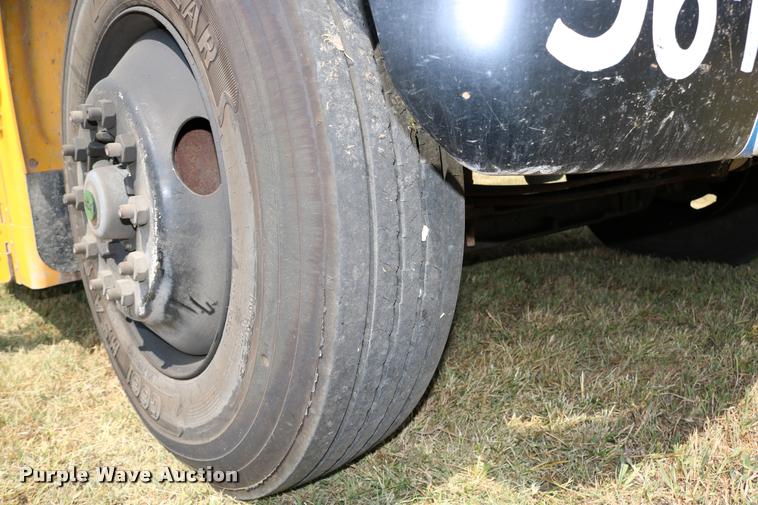 image for item DB9293 1997 International 3800 bus