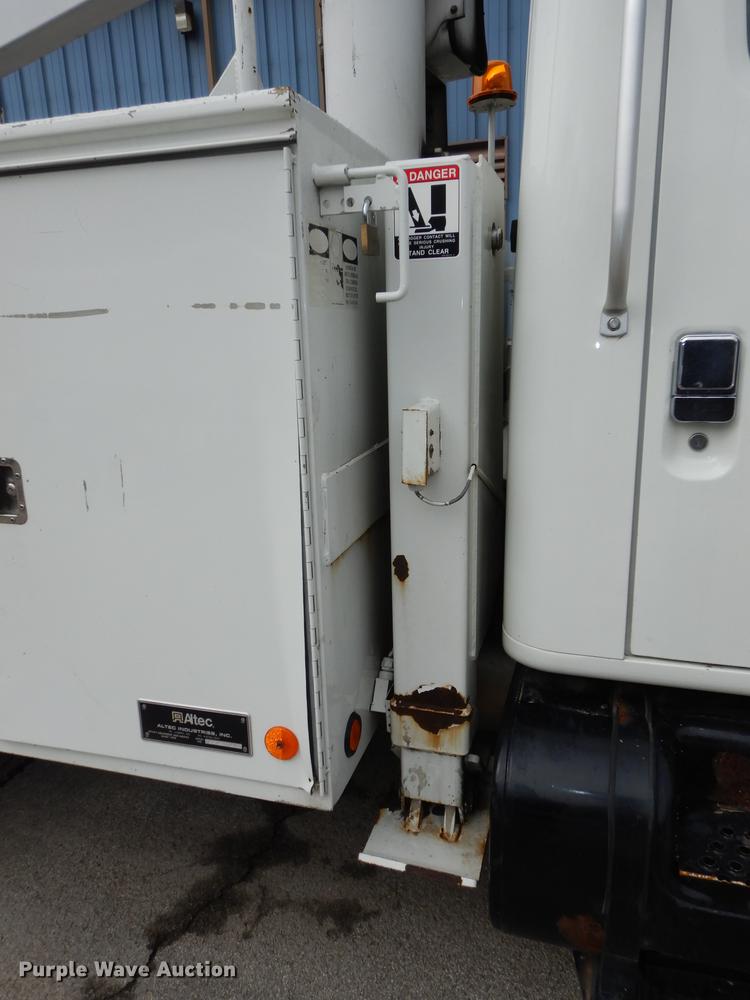 image for item DC0358 2002 International 4700 bucket truck