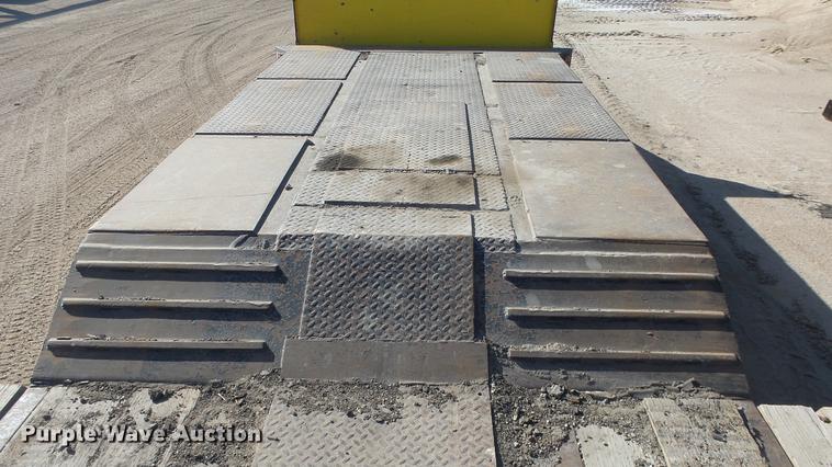 image for item DC0700 1982 Fruehauf lowboy equipment trailer