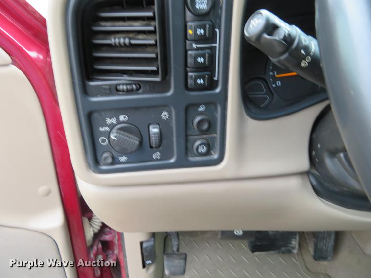 image for item DC0901 2004 Chevrolet Silverado 1500 Crew Cab pickup truck