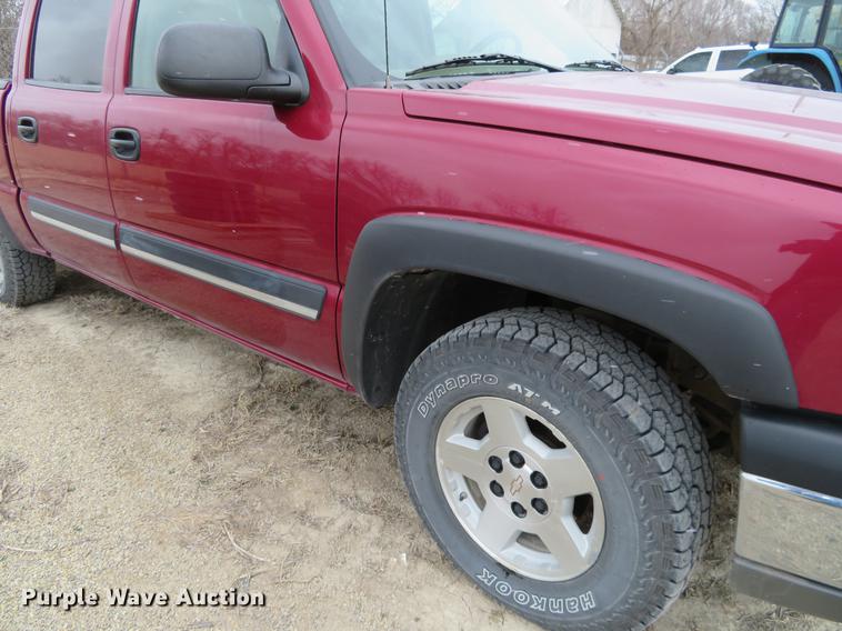 image for item DC0901 2004 Chevrolet Silverado 1500 Crew Cab pickup truck