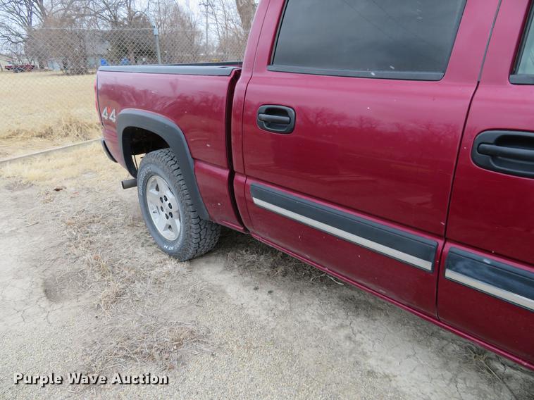 image for item DC0901 2004 Chevrolet Silverado 1500 Crew Cab pickup truck