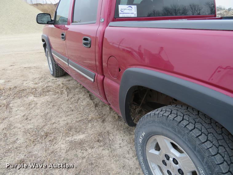 image for item DC0901 2004 Chevrolet Silverado 1500 Crew Cab pickup truck