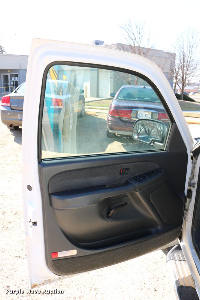 image for item DC7667 2003 Chevrolet Silverado 1500HD Crew Cab pickup truck