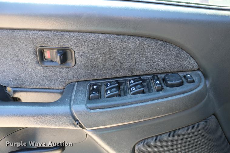 image for item DC7667 2003 Chevrolet Silverado 1500HD Crew Cab pickup truck