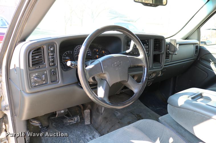 image for item DC7667 2003 Chevrolet Silverado 1500HD Crew Cab pickup truck