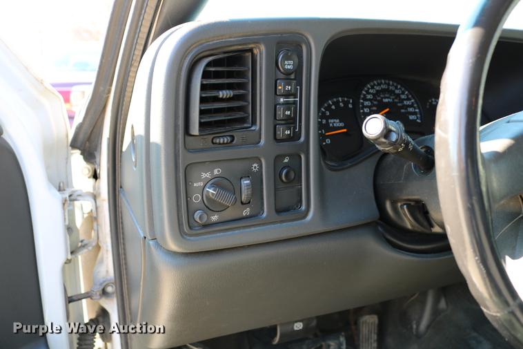 image for item DC7667 2003 Chevrolet Silverado 1500HD Crew Cab pickup truck