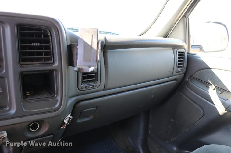 image for item DC7667 2003 Chevrolet Silverado 1500HD Crew Cab pickup truck