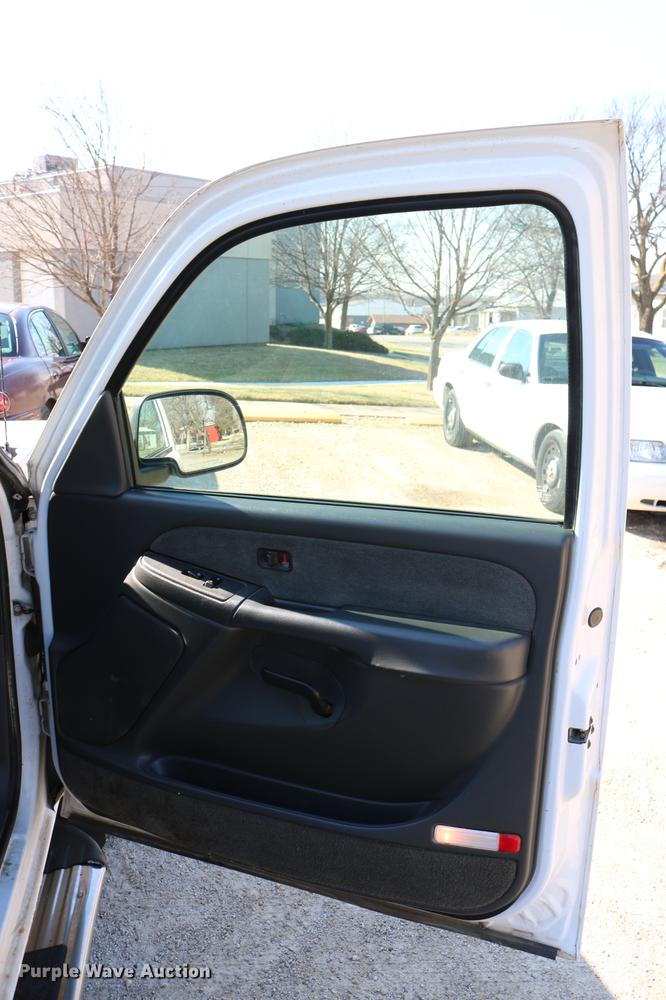 image for item DC7667 2003 Chevrolet Silverado 1500HD Crew Cab pickup truck