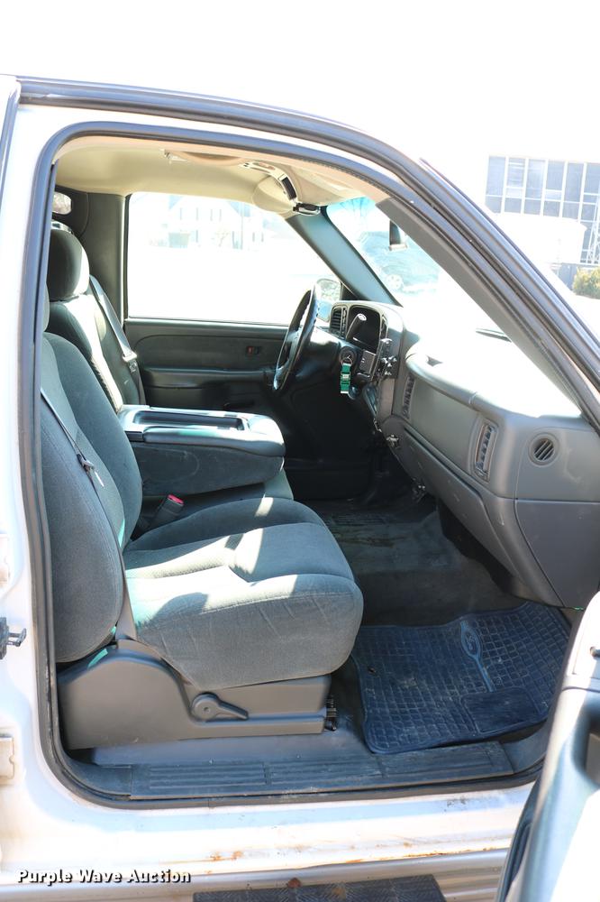 image for item DC7667 2003 Chevrolet Silverado 1500HD Crew Cab pickup truck