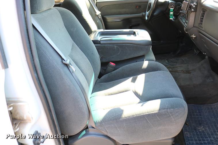 image for item DC7667 2003 Chevrolet Silverado 1500HD Crew Cab pickup truck