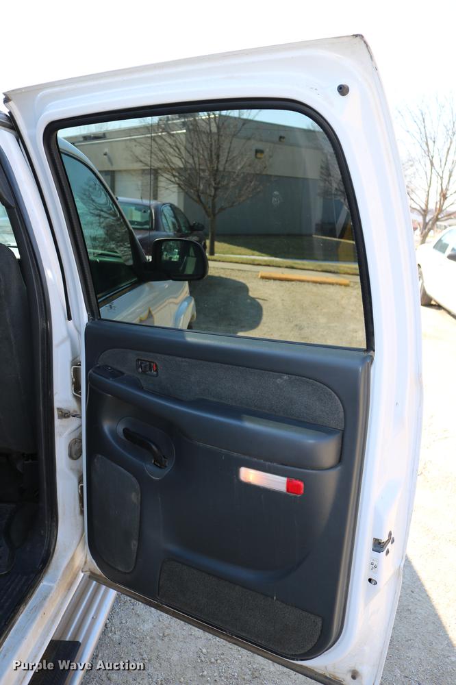 image for item DC7667 2003 Chevrolet Silverado 1500HD Crew Cab pickup truck