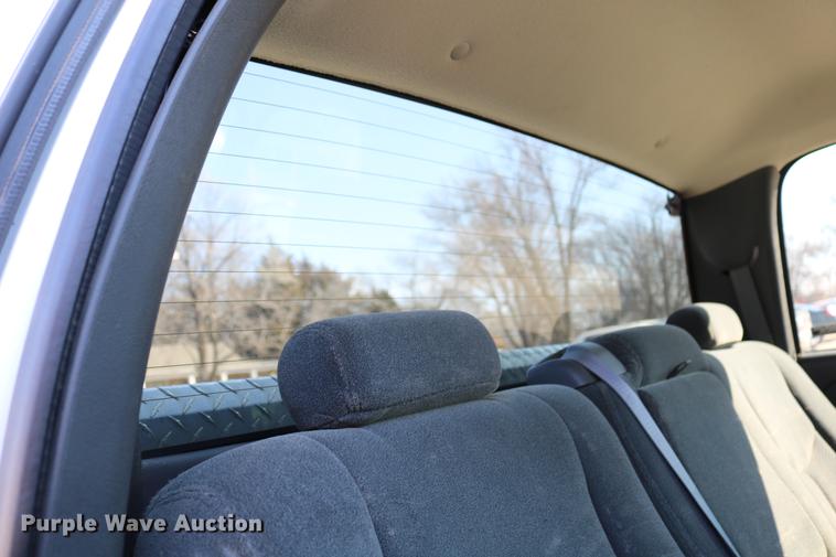 image for item DC7667 2003 Chevrolet Silverado 1500HD Crew Cab pickup truck