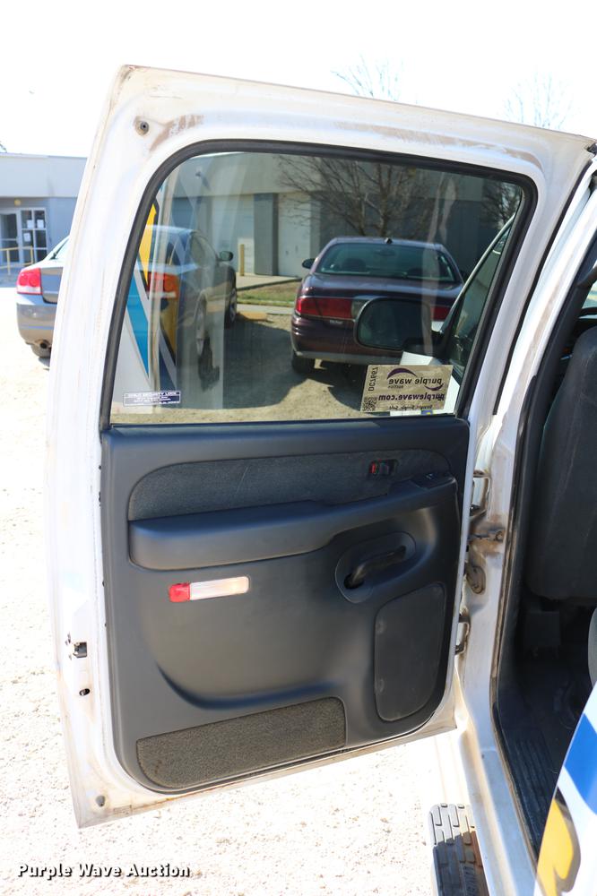 image for item DC7667 2003 Chevrolet Silverado 1500HD Crew Cab pickup truck