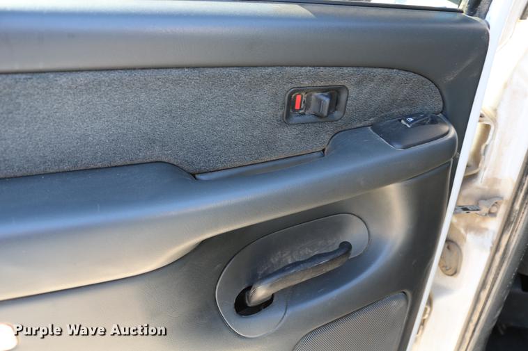 image for item DC7667 2003 Chevrolet Silverado 1500HD Crew Cab pickup truck