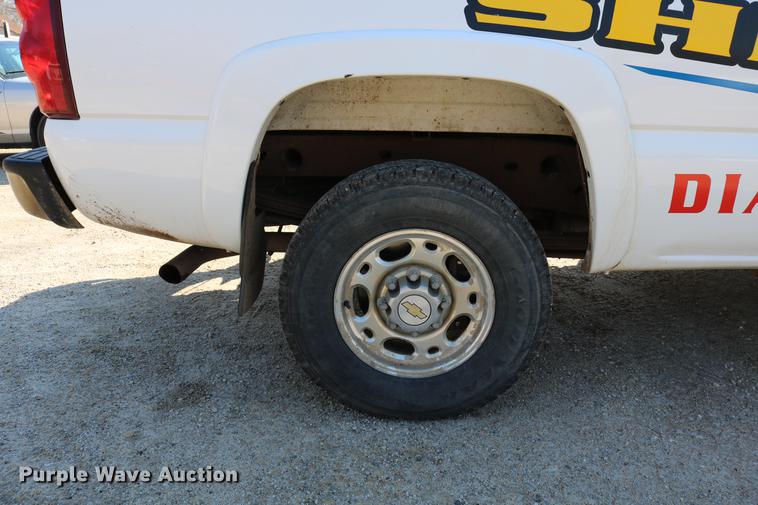 image for item DC7667 2003 Chevrolet Silverado 1500HD Crew Cab pickup truck