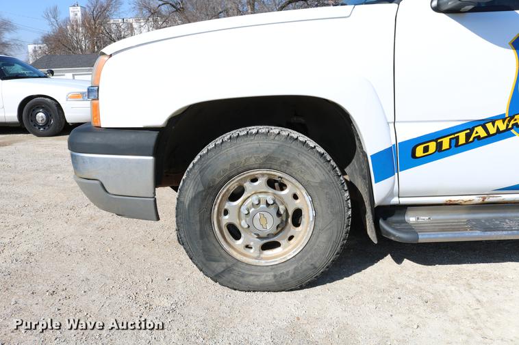 image for item DC7667 2003 Chevrolet Silverado 1500HD Crew Cab pickup truck