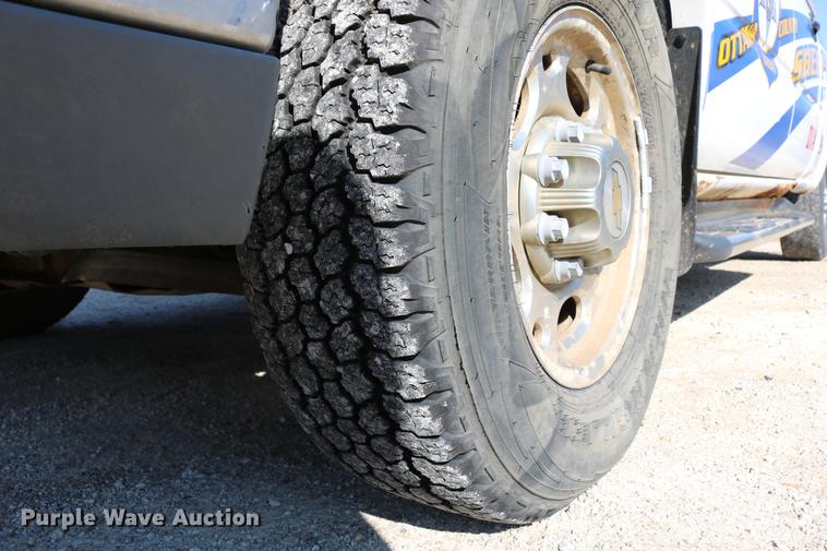 image for item DC7667 2003 Chevrolet Silverado 1500HD Crew Cab pickup truck