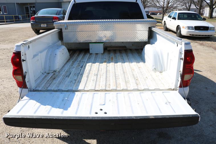 image for item DC7667 2003 Chevrolet Silverado 1500HD Crew Cab pickup truck