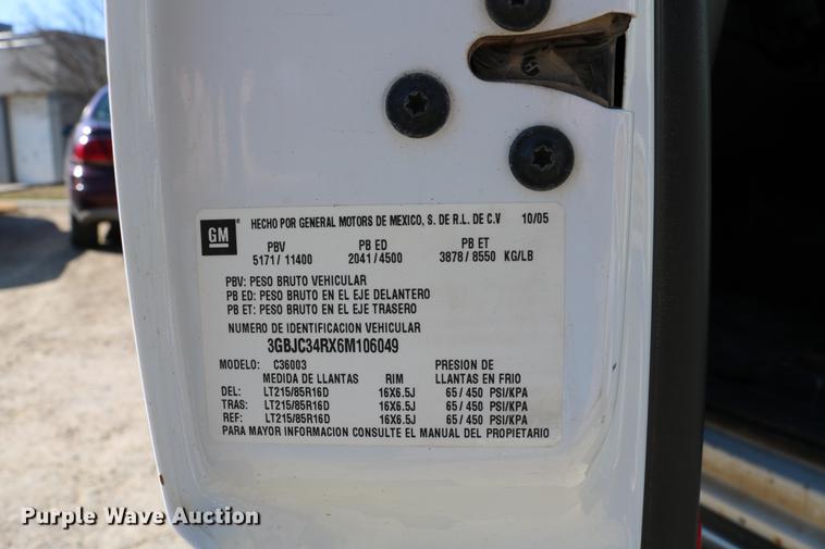 image for item DC7667 2003 Chevrolet Silverado 1500HD Crew Cab pickup truck