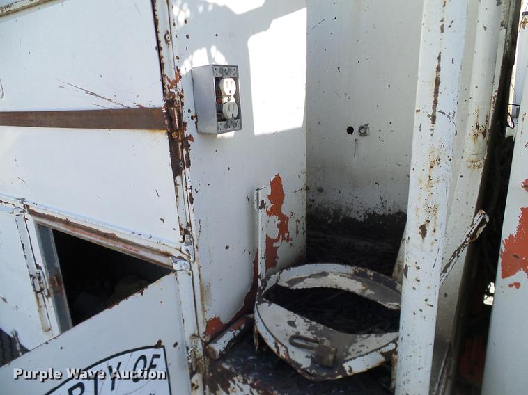 image for item DD1350 1979 Ford F800 bucket truck