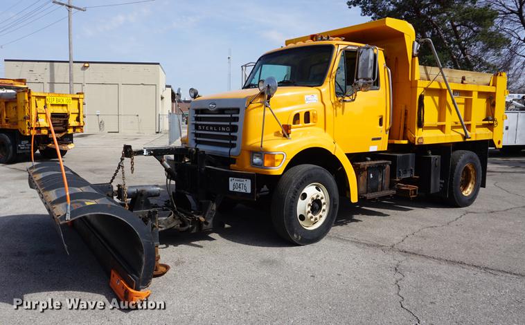 image for item DE3186 2004 Sterling L7500 dump truck