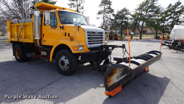 image for item DE3186 2004 Sterling L7500 dump truck