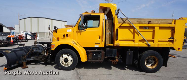 image for item DE3186 2004 Sterling L7500 dump truck