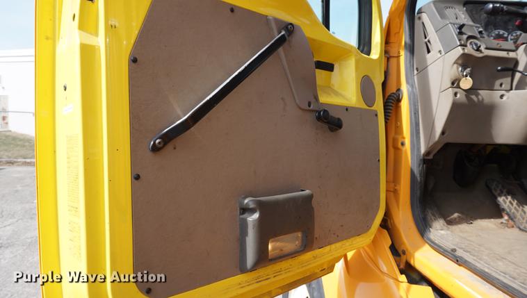 image for item DE3186 2004 Sterling L7500 dump truck