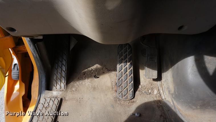 image for item DE3186 2004 Sterling L7500 dump truck