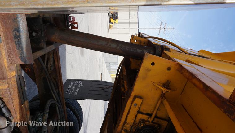 image for item DE3186 2004 Sterling L7500 dump truck