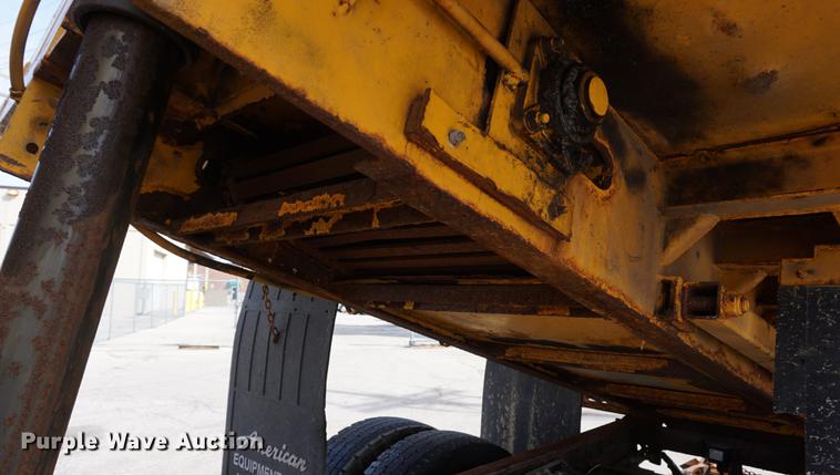 image for item DE3186 2004 Sterling L7500 dump truck