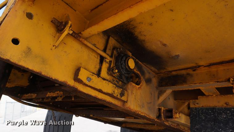 image for item DE3186 2004 Sterling L7500 dump truck