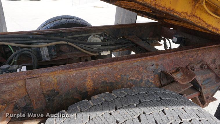 image for item DE3186 2004 Sterling L7500 dump truck