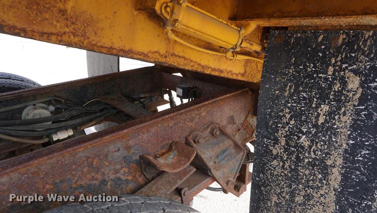 image for item DE3186 2004 Sterling L7500 dump truck