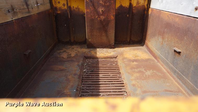 image for item DE3186 2004 Sterling L7500 dump truck