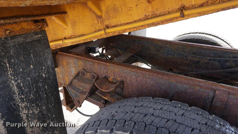 image for item DE3186 2004 Sterling L7500 dump truck