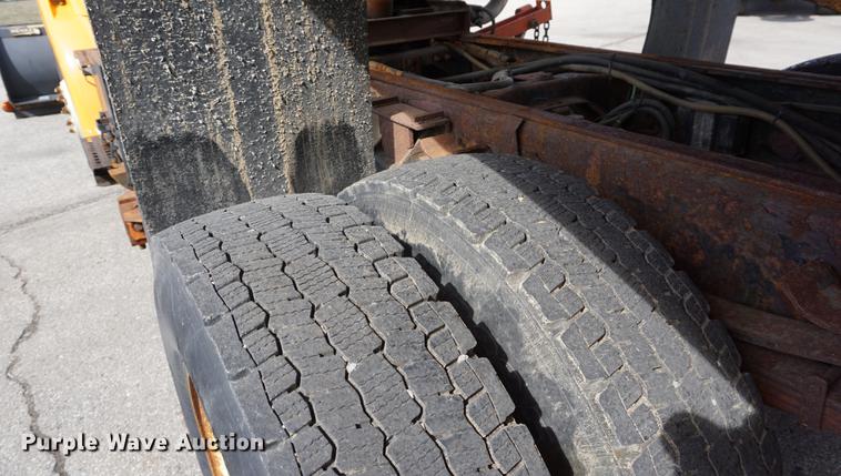 image for item DE3186 2004 Sterling L7500 dump truck