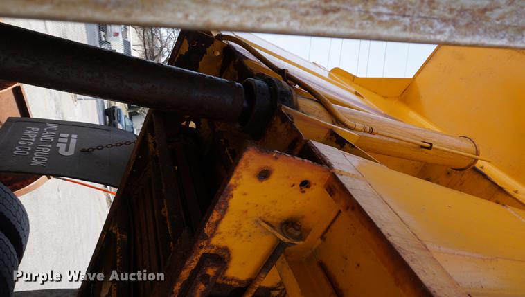 image for item DE3187 2004 Sterling L7500 dump truck