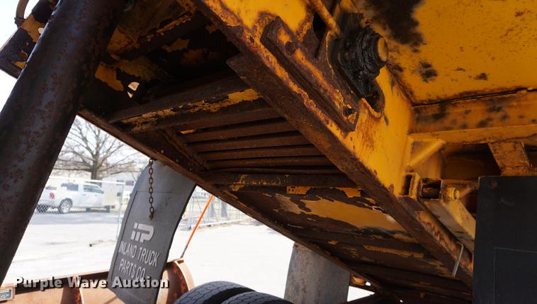 image for item DE3187 2004 Sterling L7500 dump truck